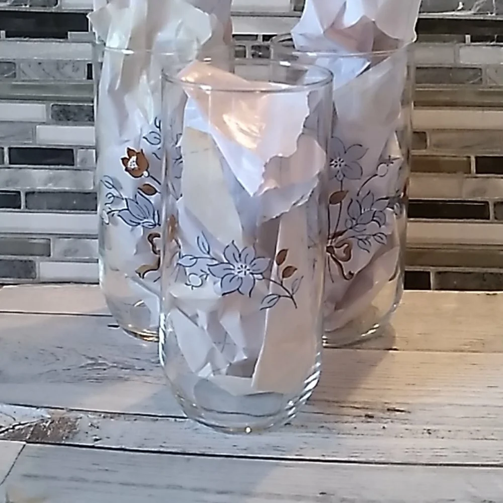 Vintage 1980s set of drinking glasses